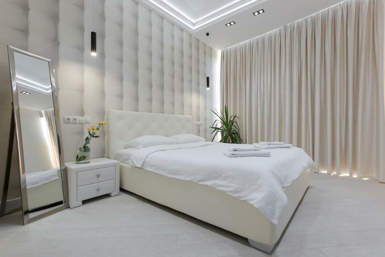 Black&White Apartment In Smart Plaza Kyiv Exterior photo