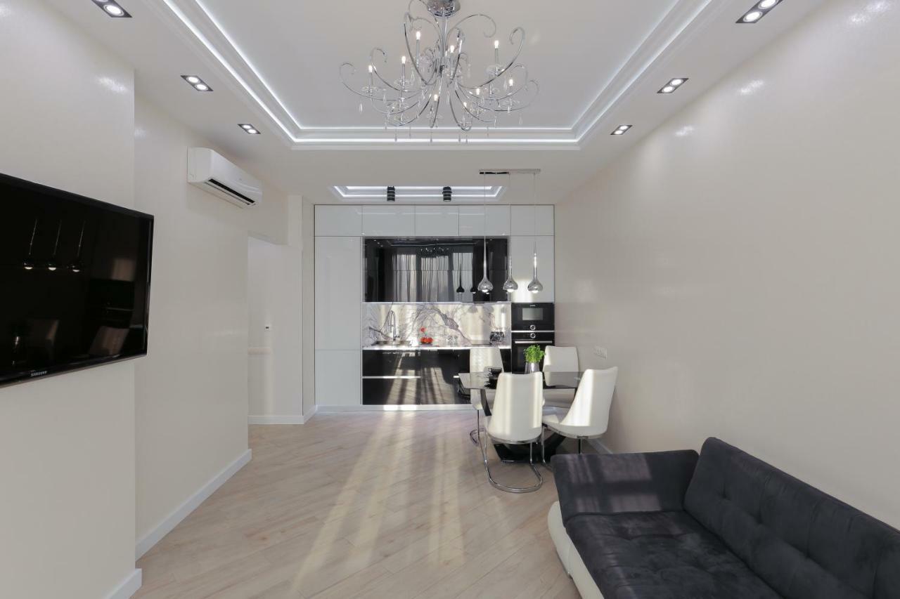 Black&White Apartment In Smart Plaza Kyiv Exterior photo