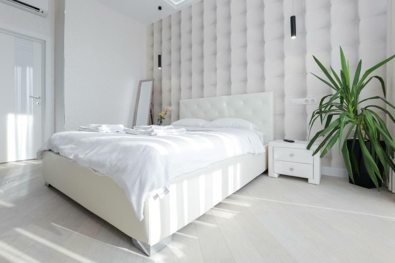 Black&White Apartment In Smart Plaza Kyiv Exterior photo