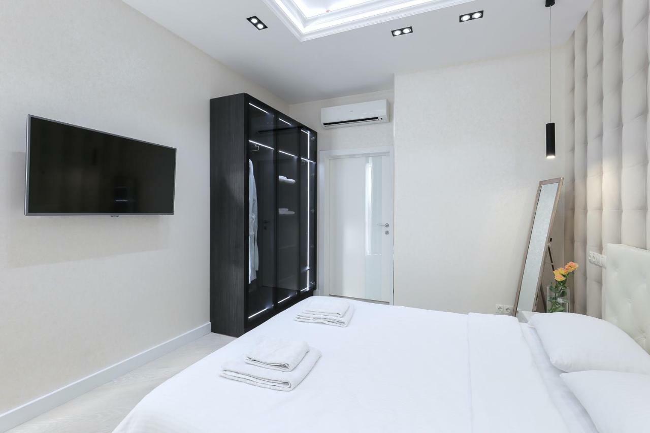 Black&White Apartment In Smart Plaza Kyiv Exterior photo