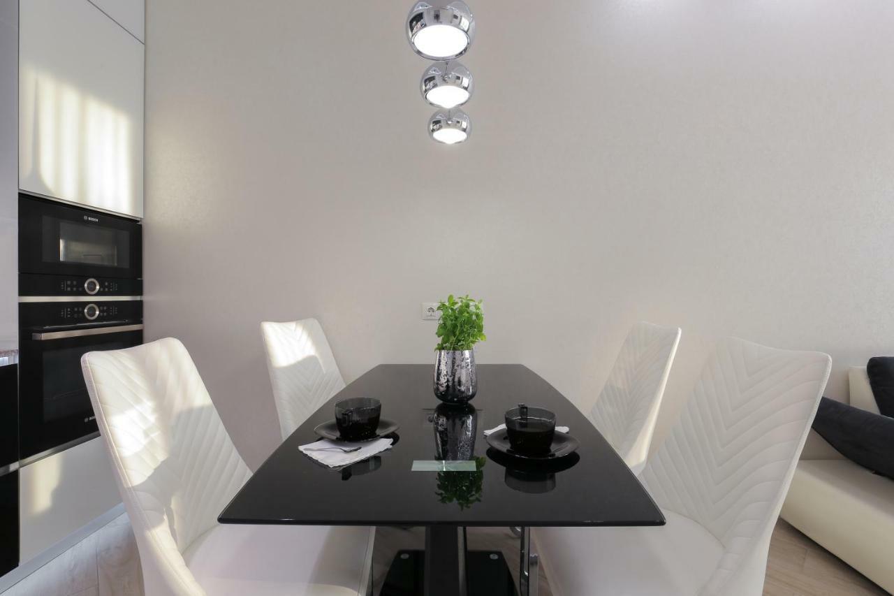 Black&White Apartment In Smart Plaza Kyiv Exterior photo